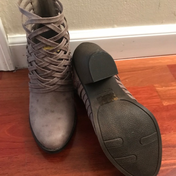 Bootie heals made by fergalicious size 8.5 - Picture 3 of 4